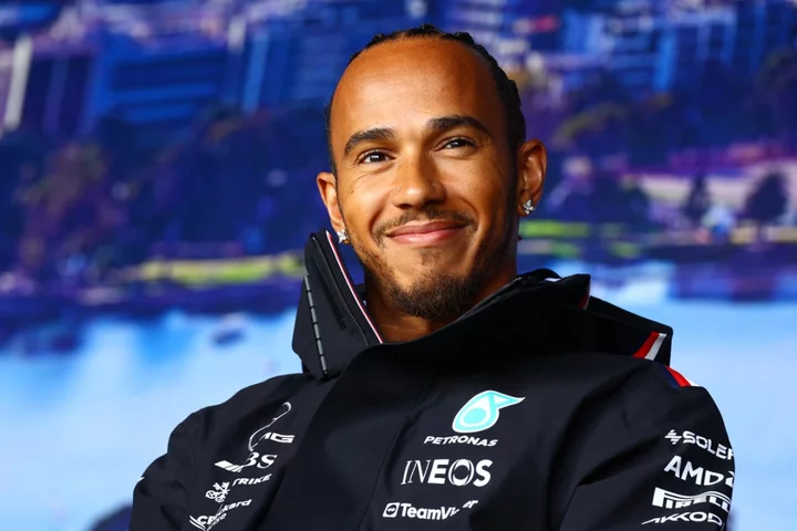 Lewis Hamilton signs new Mercedes contract