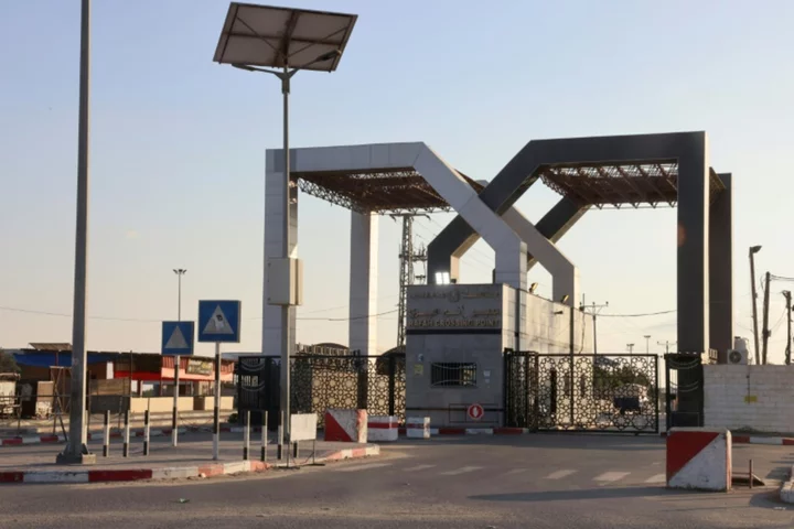 Gazan dual nationals mass at shuttered Egypt border