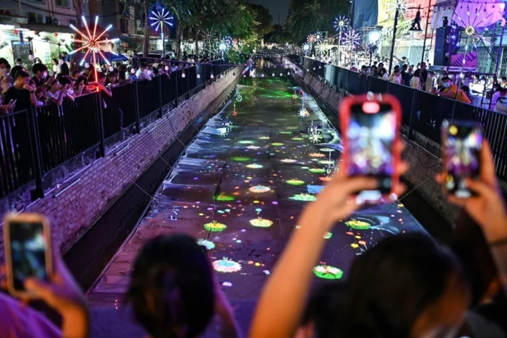 Virtual floats reduce waste at Thai festival