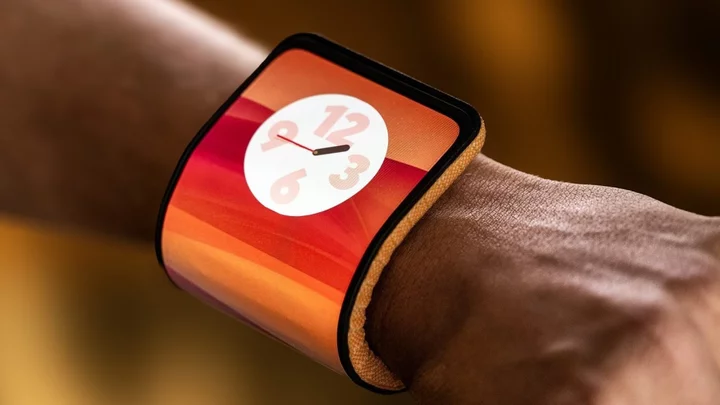 The Motorola 'bendy phone' wraps around your wrist. Here's how it works.