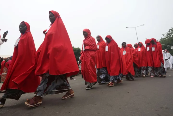 Nigerian state holds mass weddings for 1,800 couples