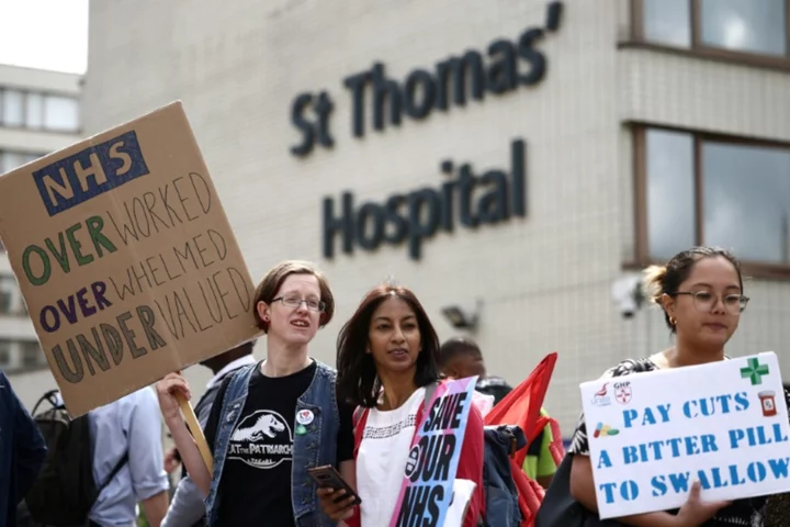 Senior doctors in England stage rare walk out